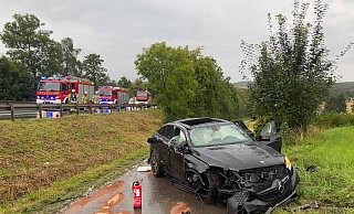 Mehrfach überschlagen hatte sich der AMG Mercedes, bevor er auf einem Wirtschaftsweg neben der B252 liegenblieb. - FFW Warburg