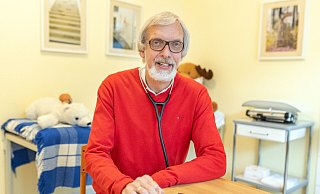Frank Meyer-Ekkert (67) will seine Praxis "in freundliche Hände" übergeben und junge ausgebildete Kinder- und Jugendärzte wieder mehr für die ambulante Medizin interessieren - "mit neuen, kreativen Arbeitszeitmodellen und der Verteilung von Verantwortung auf mehrere Köpfe". Am 7. Dezember lädt er zu einem Infoabend in seine Praxis an der Treppenstraße ein. - Oliver Krato