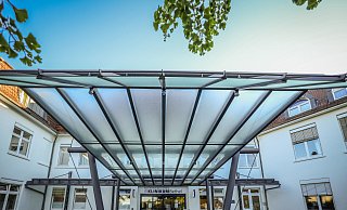 Die Vergewaltigungsserie im Evangelischen Klinikum Bethel ist wahrscheinlich in ihrer Dimension und im Hinblick auf die Opferzahl eines Einzeltäters einer der größten Fälle in der deutschen Kriminalgeschichte. Noch immer ist er nicht komplett aufgearbeitet. - Sarah Jonek