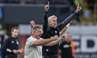 So jubelte SCP-Cheftrainer Lukas Kwasniok (vorne) über den 2:1-Treffer in Minute 61. Im Hintergrund reißt Assistenzcoach Frank Kaspari die Hände in die Höhe. - dpa