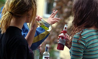 Mit Blick auf den Alkohol bei Schützenfesten gibt es strenge Regeln für Kinder und Jugendliche. - usage worldwide