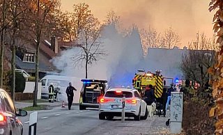 Ein brennendes Auto hatte am Samstag die Einsatzkräfte von Feuerwehr und Polizei am Brockweg auf den Plan gerufen. - Privat
