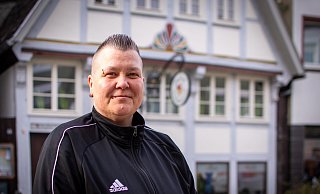 Caro hat es nach über 20 Jahren Obdachlosigkeit, Drogensucht und Schicksalsschlägen zurück in ein geregeltes Leben geschafft. Heute lebt sie in Detmold. - Raphael Bartling