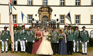 Die Majestäten Markus Ulber und Kerstin Scholle (vorn, Mitte) mit ihrem Hofstaat Lothar Scholle und Sarah Kronberg sowie Ludger Schröder und Nadine Schröder und den Ehrengästen vorm Schloss. - Thomas Kube