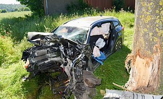 Der Ford Focus prallte bei dem Unfall frontal auf einen Baum an der Kreisstraße 36 bei Bad Wünnenberg. - Ralph Meyer