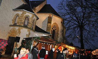 Bild aus Vor-Corona-Zeiten: Der Weihnachtsmarkt an der Spenger St.-Martinskirche. - Stefanie Boss