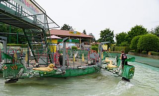 Der Wasserläufer ist seit 1996 im Potts Park in Betrieb. Fünf Jahre nach der Inbetriebnahme gab es einen tödlichen Unfall, nun zog sich ein Achtjähriger Verletzungen zu. - Freizeitpark-Welt.de