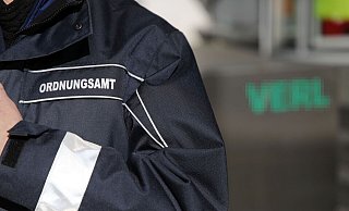 Ordnungsamtsmitarbeiter kontrollieren, ob Corona-Regeln eingehalten werden. - Roland Thöring