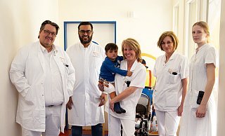 Chefarzt Frank Blömker (v. l.), Oberarzt Abdoulbaset Halbouda, Pflegekraft Ute Waldeyer, Pflege-Teamleitung Gabriele Moreau und FOS-Praktikantin Marleen Isaak mit dem vierjährigen Abdul, der für seine OP aus Afghanistan nach Höxter gekommen ist. - KHWE