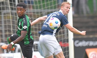 Münsters Daniel Kamkam Kyerewae (l.) schaffte es nicht, sich gegen die FCG-Abwehr um Innenverteidiger Marcel Lücke durchzusetzen – und war entsetzt. Foto: Jens Dünhölter - Jens Dünhölter