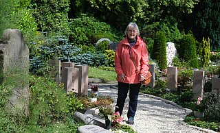 Marita Kamp findet auf dem Erika-Friedhof zur Ruhe. Die Friedhofsgärtnerei weiß Altes, wie den verwitterten Grabstein links, mit dem neuen Urnengrab zu verbinden. - Katharina Eisele