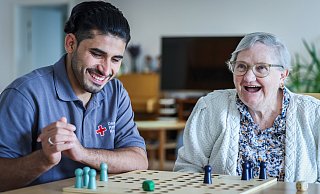 Nicht aufgeben: Das ist das Motto von Ikamullah Rahimi (22), hier beim Mensch-ärgere-dich-nicht mit Anita Pötzing. - Sarah Jonek