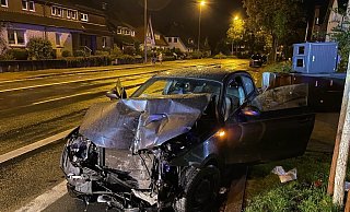 Das Auto hat nur noch Schrottwert. Rechts ist der beschädigte Blitzer zu sehen. - Claus Frickemeier