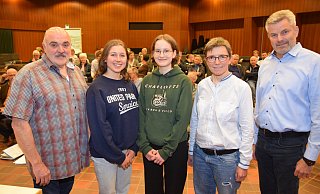 Moderator Joachim H. Peters, Lina Holwitt und Lina Kindsgrab von der Schülervertretung des NLG, Schulleiterin Katrin Tebben und Bürgermeister Dirk Becker (v. l.) in der Aula des Gymnasiums. - Karin Prignitz
