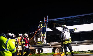 Rettungskräfte arbeiteten an einer Unfallstelle auf der Autobahn 44 an einem verunglückten Bus und stellten ihn wieder auf. - Daniel Schröder/dpa