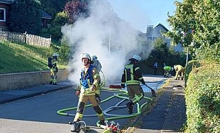 Mit Wasser und später mit Schaum wurde der Fahrzeugbrand in Rimbeck gelöscht. - FFW Warburg