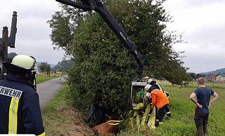 Ein Pferd ist gestürzt und muss von der Feuerwehr Höxter aus seiner misslichen Lage befreit werden. - FFW Höxter