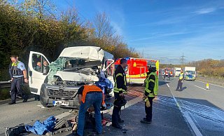 Feuerwehrleute befreiten den eingeklemmten Fahrer eines Transporters aus dem Wrack. - Jürgen Mahncke
