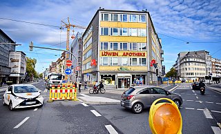 Die Fassade der Wissenswerkstadt ist eingerüstet, ein Kran steht an der Herforder Straße. Der Autoverkehr muss jetzt noch länger nach rechts Richtung Kesselbrink abfließen. - Barbara Franke