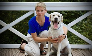 Kinder- und Jugendcoach Marion Giesbrecht, hier im Kurpark Bad Holzhausen, lässt Familienhund Barney, einen Labrador-Rüden, zu einem Therapie-Hund ausbilden. - Fabian Giesbrecht