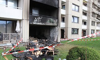 Am Otternbuschweg war eine Wohnung im Erdgeschoss in Brand geraten und löste einen Großeinsatz von Feuerwehr und Rettungsdienst aus. Zehn Menschen wurden verletzt, rund 100 Menschen wurden aus dem Gebäudekomplex evakuiert. - Claus Frickemeier