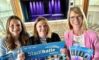 Zum Stadthallenteam gehören (v. l.) Jana Richter, Maria Surholt und Geschäftsführerin Anja Bauer. Sie haben das Programm für die neue Kultursaisoin 2024/2025 auf die Beine gestellt. - Jens Reddeker
