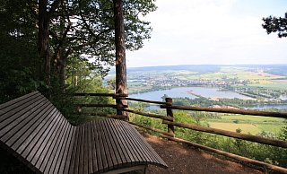 Nummer 8: Dieser Ausblick hat es in sich: Ob mit Taubenborn unten im Tal oder nur die Wanderung auf den Ziegenberg und zur Brunsberghütte, wo Paraglider und Drachenflieger zuhause sind: Es ist der Lieblingsweg der Höxteraner selbst. - Simone Flörke