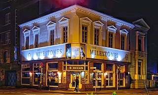 Trotz laufender Räumungsklage seitens des Vereins Meet Art (Artists Unlimited) läuft der Betrieb im Café Milestones unvermindert weiter. - Michaela Heinze