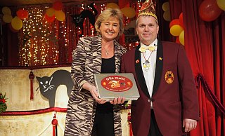 Einmalig: Für 888 Euro ersteigerte Falko Koch das von den Ehrengästen signierte Nieheimer Karnevalsspiel. Überreicht wurde es ihm von Ex-Prinzessin Conny Peine. - Josef Köhne