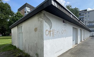 Auch eine Garagenwand haben die Unbekannten beschmiert. Einen Teil der Schmierereien (rechts) hat Wilhelm Meyer bereits versucht zu entfernen. - Shannon-Lee Bendig