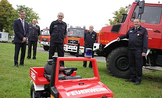 Auf dem Schützenplatz präsentierten Bürgermeister Tobias Scherf (v. l.), Feuerwehr-Chef Jürgen Rabbe mit den Einheitsführer Markus Barzen aus Bonenburg, Winfried Vössing aus Daseburg und Detlef Huhmann aus Germete die nun offiziell in Dienst gestellten neuen Einsatzfahrzeuge. - Dieter Scholz