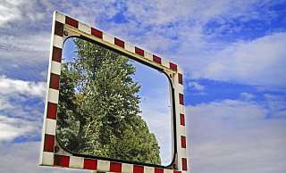 Einen Verkehrsspiegel wollte die Stadtverwaltung an der Kreuzung Frieweg/Bergkirchener Straße gerne verhindern. Der Rat aber entschied anders. - picture alliance / blickwinkel/G. Czepluch