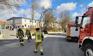 Die Feuerwehr Warburg beim Einsatz an der Flüchtlingsunterkunft an der Bahnhofstraße in Warburg. - Simone Flörke