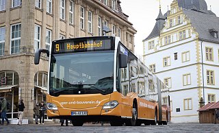 Täglich fahren Hunderte Busse durch die Innenstadt - wie hier am Rathausplatz. - Niklas Tüns