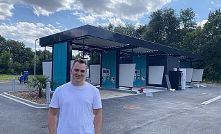 Gigawash-Betreiber Benjamin Meier auf dem Waschplatz am Becker Kreuz. - Dirk Windmöller