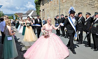 Ein Hingucker: Das junge Königspaar Corinna und Marco Löseke in Ossendorf. - Simone Flörke