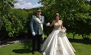 König Patrick Kalbhen und seine Königin Corinna Rehermann stehen in Hakenberg im Mittelpunkt. - Anja Ebner