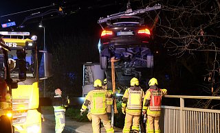 Vorsichtig wurde das Autowrack durch das Brückengeländer bugsiert und dann auf den Abschleppwagen gehoben. - Thorsten Gödecker