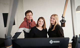 Das Moderatoren-Team „Chrissi & Madline“ (von links) und Moderatorin Christina Wolff in einem der Studios in Bad Oeynhausen. - Gerald Dunkel