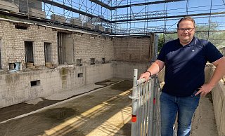 Kristof Hohlfeld steht in der Baustelle des neuen Lehrschwimmbeckens. - Dirk Windmöller