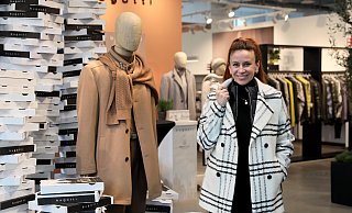 Daria Iwanow zeigte im Janauar in Düsseldorf eines der besonderen Teile der kommenden Bugatti-Kollektion für Damen - einen schwarz-weißen Kurzmantel. - Frank-Michael Kiel-Steinkamp