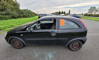 Ein Opel steht auf dem Parkplatz an der A30 in Bünde. Ein Fenster ist zerstört. Straßen NRW droht mit der Entsorgung des Fahrzeugs. - Florian Weyand