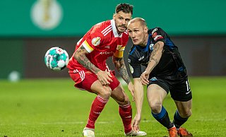 SCP-Angreifer Sven Michel (r.), hier im DFB-Pokal gegen Union-Kapitän Christopher Trimmel, steht laut Kicker-Sportmagazin im Visier des 1. FC Union Berlin. - picture alliance/dpa