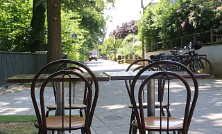 Die Unbekannten warfen Möbel wie diese auf die Straße, trafen mit einem Möbelstück gar ein vorbeifahrendes Fahrzeug und flüchteten in Richtung Bergertorwall. - Claus Frickemeier