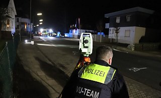 Ein Beamter aus Bielefeld erfasst mit einem speziellen Scanner den Unfallort auf der Kiebitzstraße. Neben diesen Daten warten die Ermittler aber noch auf ein Gutachten. - Charlotte Mahncke