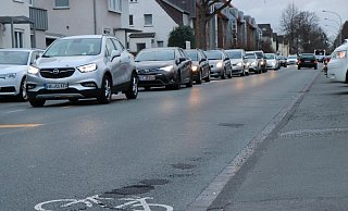 Bevor die Bahnhofstraße gesperrt wurde, habe das Straßen- und Brückenbauamt geprüft, ob die Riemekestraße der Belastung des Umleitungsverkehrs aushalten könnte. - Mareike Gröneweg