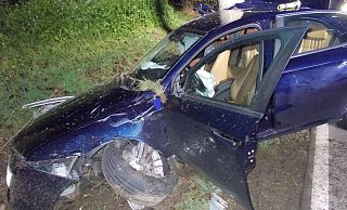 Der Alfa Romeo wurde bei dem Unfall schwer beschädigt. - Polizei Minden-Lübbecke