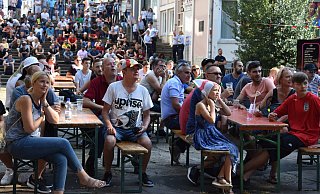 Vor drei Jahren zur Fußball-WM 2018 war Public Viewing auf dem Franz-Stock-Platz noch völlig normal. Solche Szenen wird es zur EM 2021 ab 11. Juni dort jedenfalls nicht geben. - Archivfoto: Svenja Ludwig