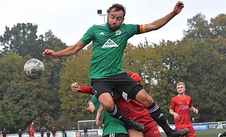 Abstiegskampf: Für Marcel Koch, Routinier des TuS Friedrichsdorf, der hier vor einem Jahr im Spiel gegen Aramäer Gütersloh noch die Kapitänsbinde trug, wird es nach den ersten drei Niederlagen eine ungemütliche Saison. - Jens Dünhölter