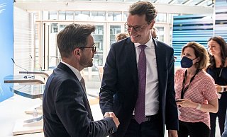 Ministerpräsident Hendrik Wüst (rechts) und sein SPD-Herausforderer Thomas Kutschaty. - Boris Roessler/dpa